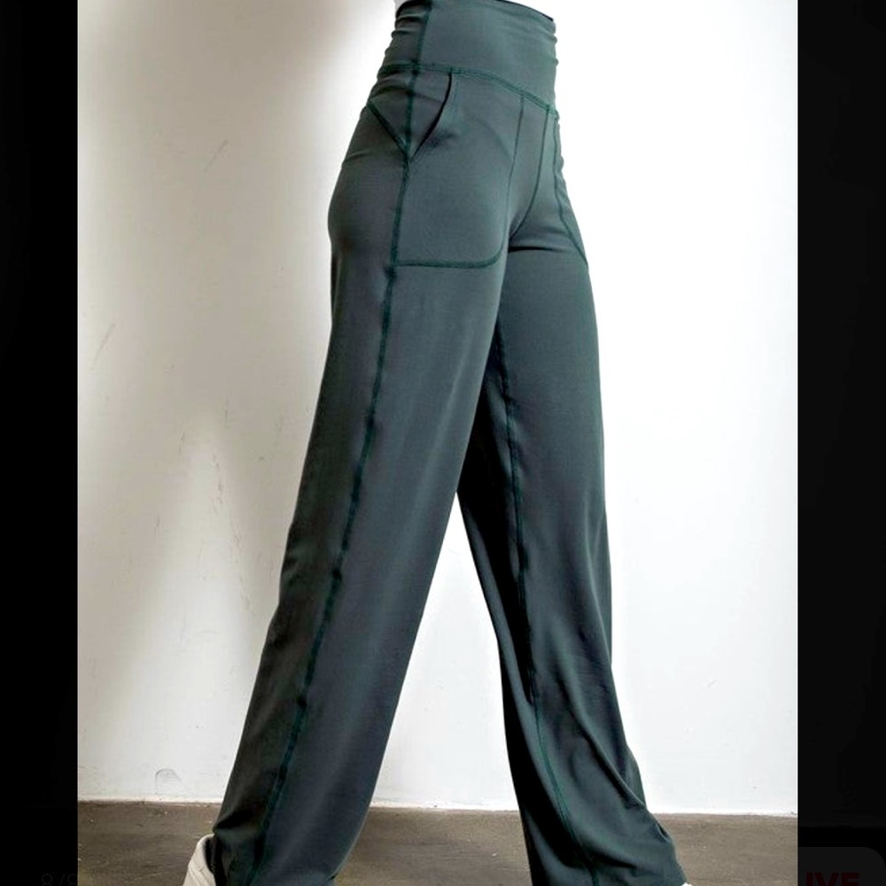 BRAND NEW RAE MODE STRAIGHT LEG YOGA PANTS IN SIZE MEDIUM